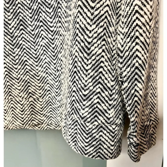 Forever21 Black and White Chevron Houndstooth Cowl
Neck Sweater Women size small - Picture 6 of 9